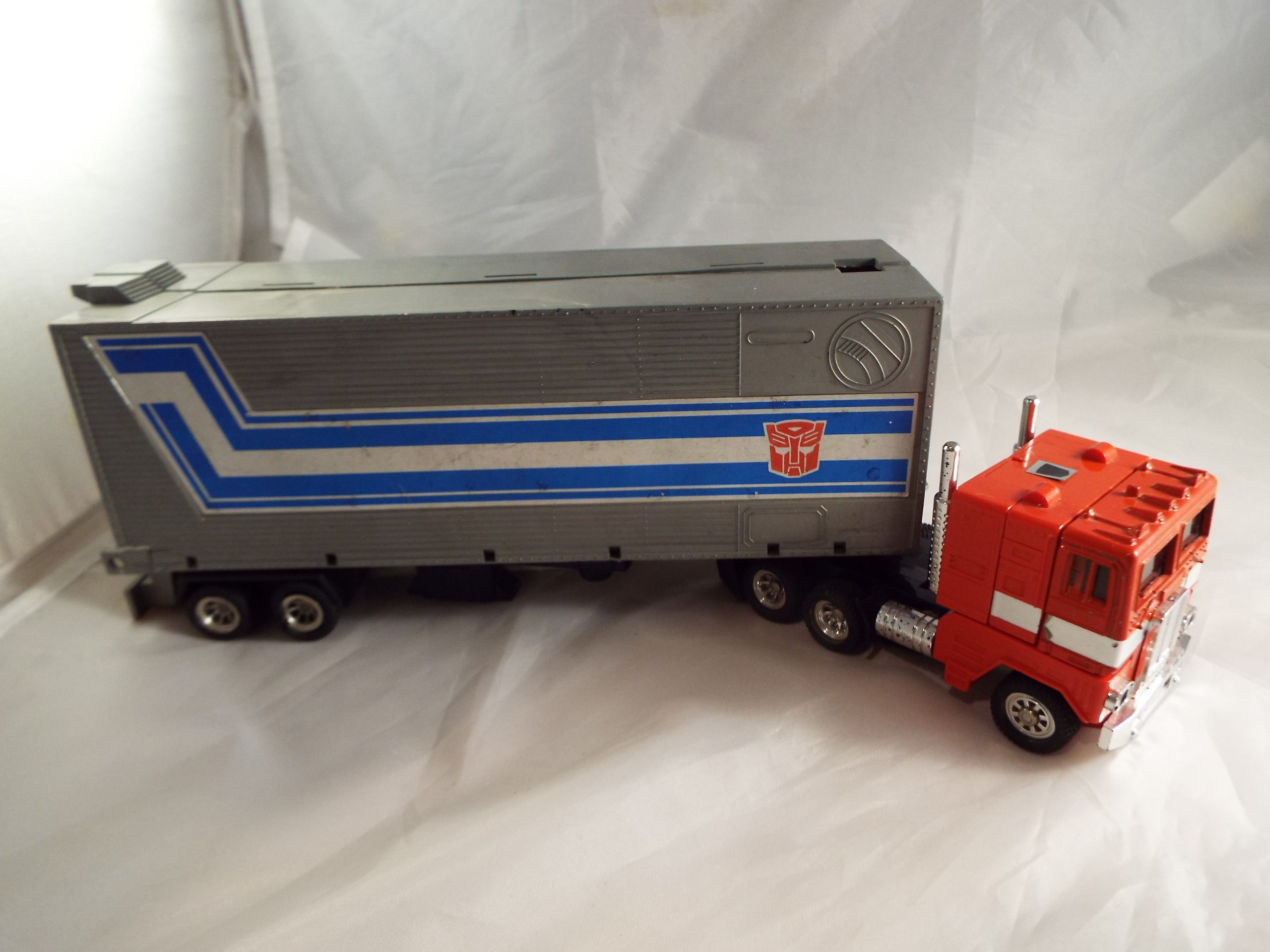 TRANSFORMERS GENERATION 1, G1 AUTOBOT FIGURE OPTIMUS PRIME WITH TRAILOR